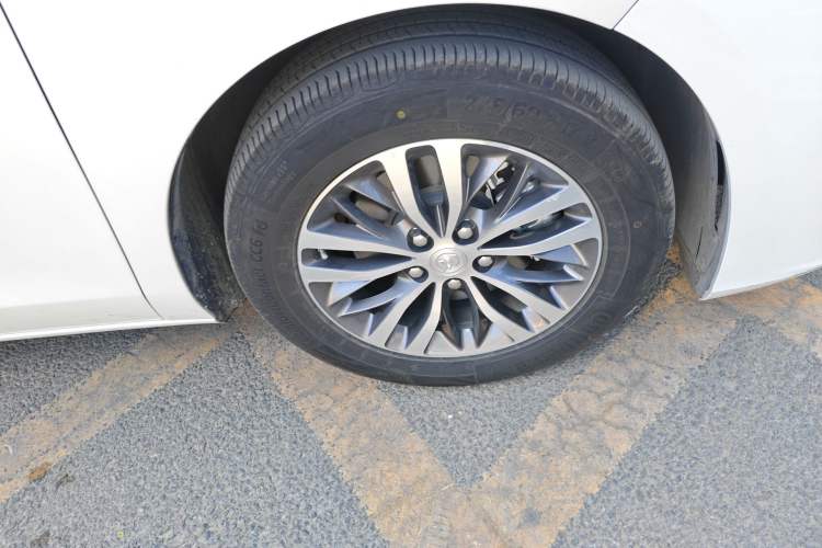 Used Buick GL8 2022 ES Landtrek 653T Comfort Edition Right Front Wheel Hub