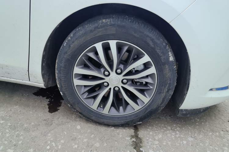 Used Buick GL8 2022 ES Landtrek 653T Comfort Edition Right Front Wheel Hub