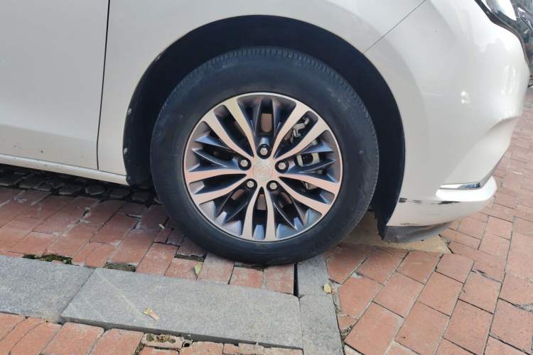Used Buick GL8 2022 ES Landtrek 653T Comfort Edition Right Front Wheel Hub