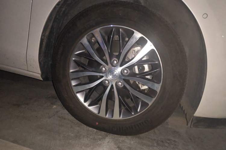 Used Buick GL8 2022 ES Landtrek 653T Luxury Edition Right Front Wheel Hub