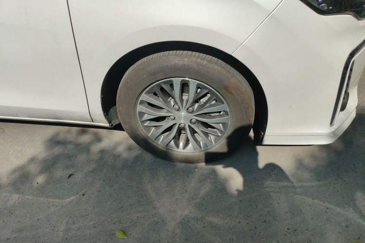 Used Buick GL8 2022 ES Landtrek 653T Comfort Edition Right Front Wheel Hub