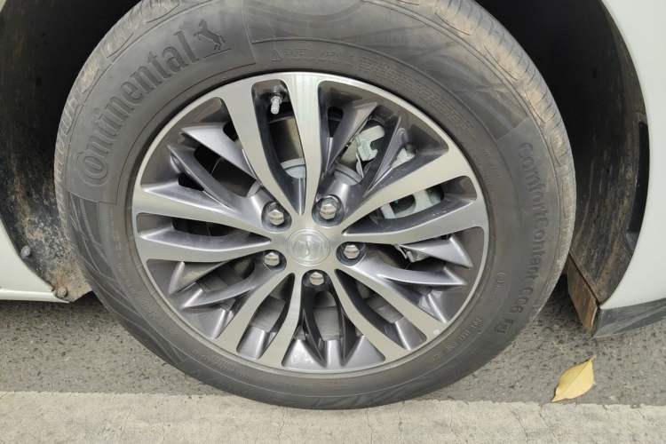 Used Buick GL8 2022 ES Landtrek 653T Luxury Edition Right Front Wheel Hub