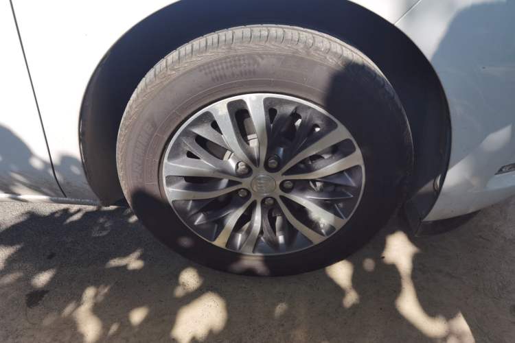 Used Buick GL8 2022 ES Landtrek 653T Comfort Edition Right Front Wheel Hub