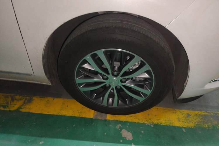 Used Buick GL8 2022 ES Landtrek 653T Comfort Edition Right Front Wheel Hub