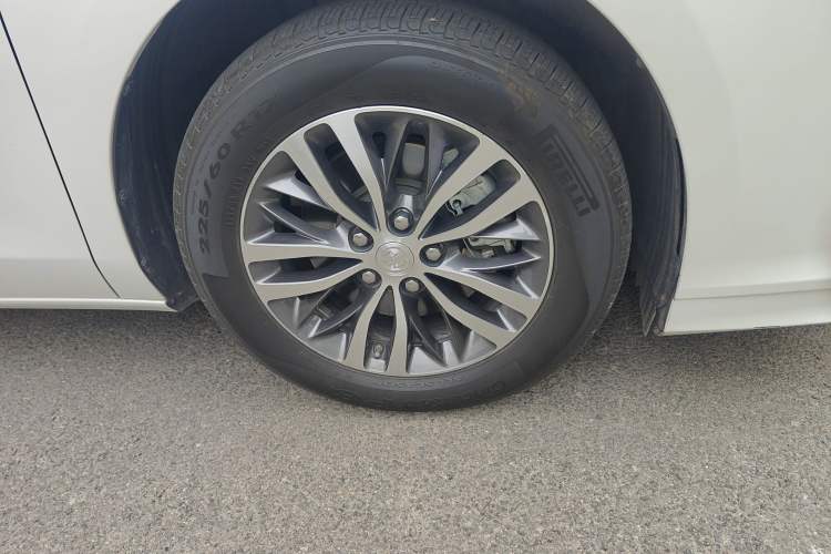 Used Buick GL8 2022 ES Landtrek 653T Comfort Edition Right Front Wheel Hub