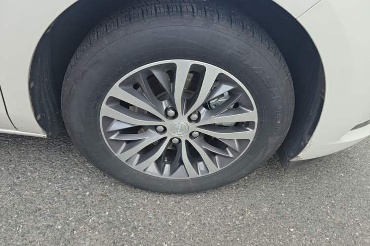 Used Buick GL8 2022 ES Landtrek 653T Comfort Edition Right Front Wheel Hub