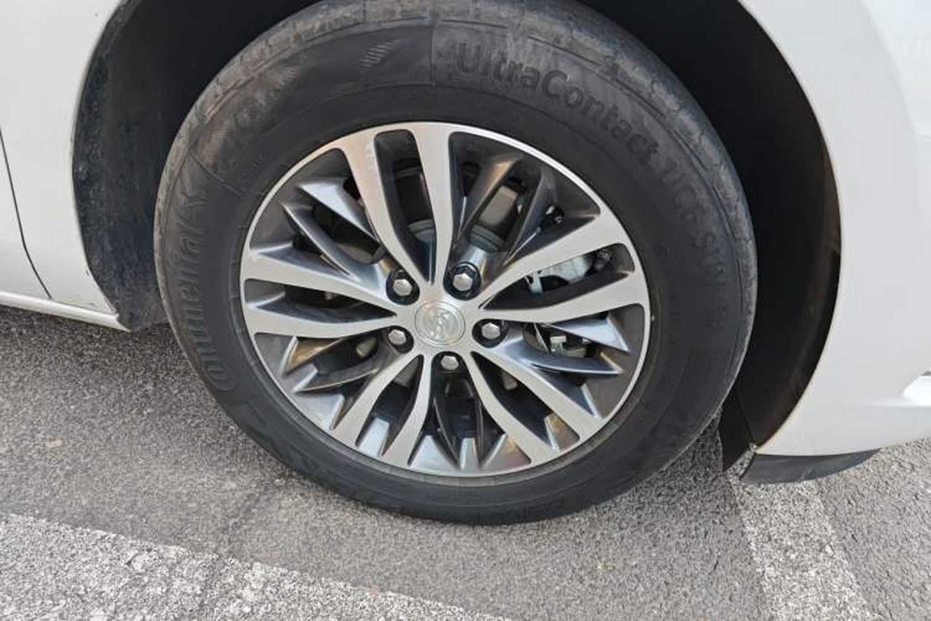 Used Buick GL8 2022 ES Landtrek 653T Comfort Edition Right Front Wheel Hub