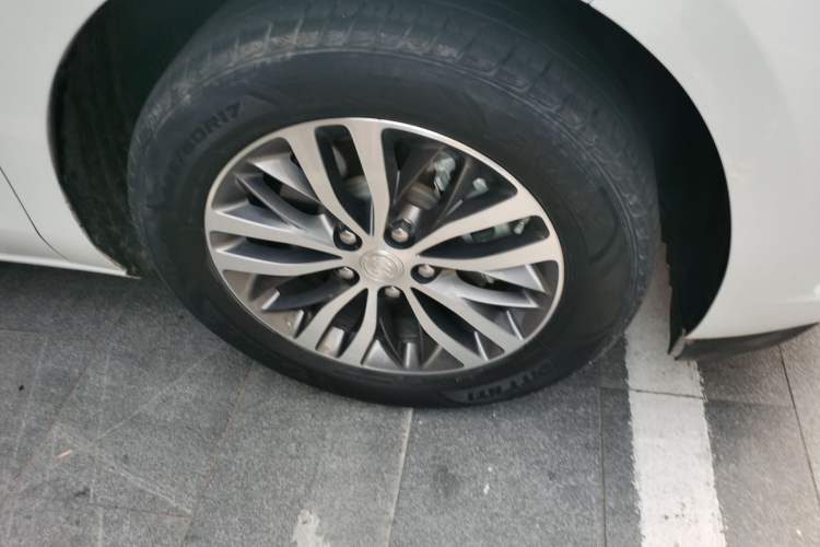 Used Buick GL8 2022 ES Landtrek 653T Comfort Edition Right Front Wheel Hub