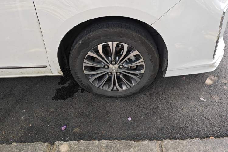 Used Buick GL8 2022 Land Business Class 652T Luxury Model Right Front Wheel Hub