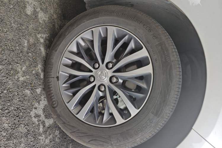 Used Buick GL8 2022 ES Landtrek 653T Comfort Edition Right Front Wheel Hub