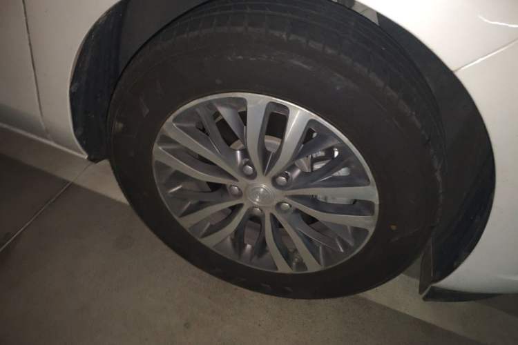 Used Buick GL8 2022 ES Landtrek 653T Comfort Edition Right Front Wheel Hub