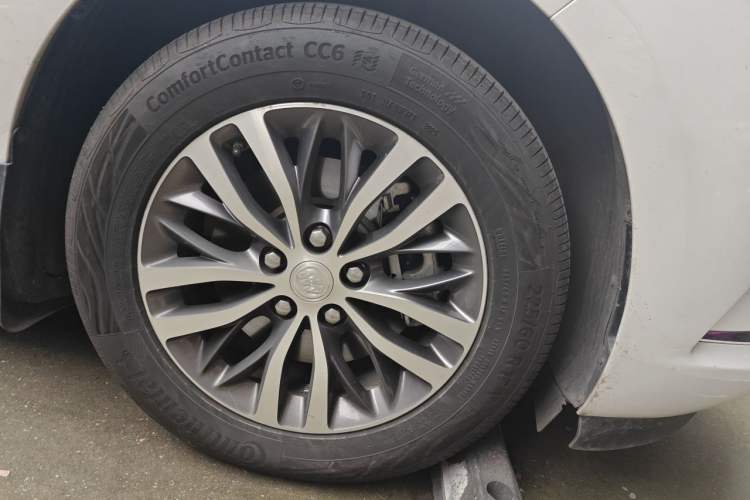 Used Buick GL8 2022 ES Landtrek 653T Comfort Edition Right Front Wheel Hub