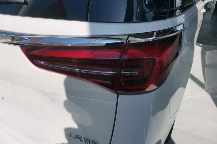 Used Buick GL8 2022 ES Landtrek 653T Smart Flagship Model Right Rear Taillight