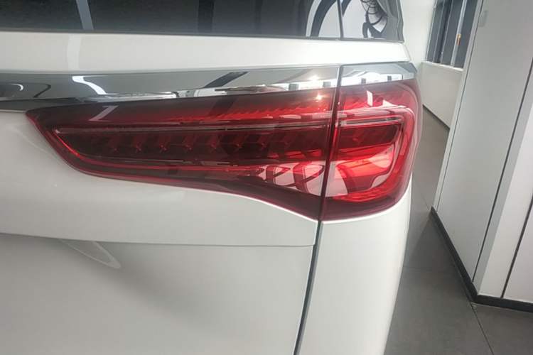 Used Buick GL8 2022 Avenir Aivia Six-Seat Deluxe Edition Right Rear Taillight