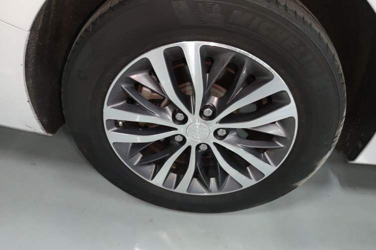Used Buick GL8 2022 ES Landtrek 653T Comfort Edition Right Rear Wheel Hub