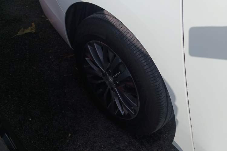 Used Buick GL8 2022 ES Landtrek 653T Comfort Edition Right Rear Wheel Hub