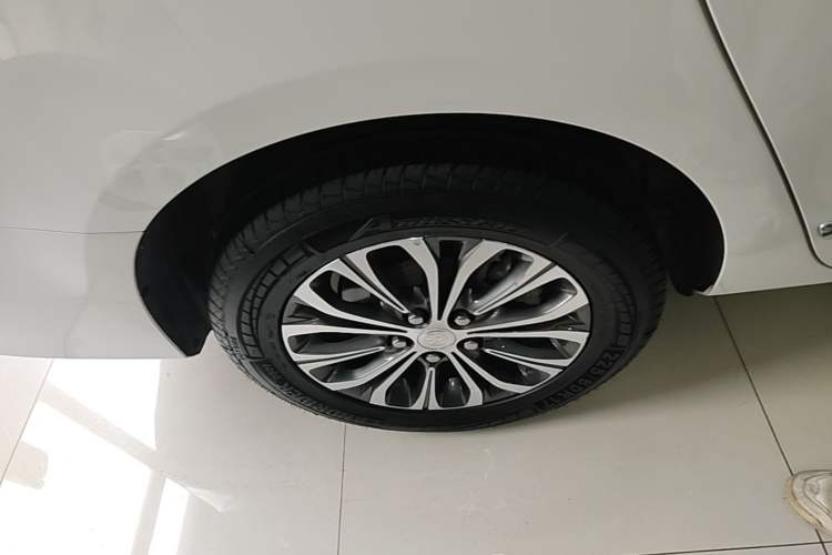 Used Buick GL8 2022 Land Business Class 652T Luxury Model Right Rear Wheel Hub