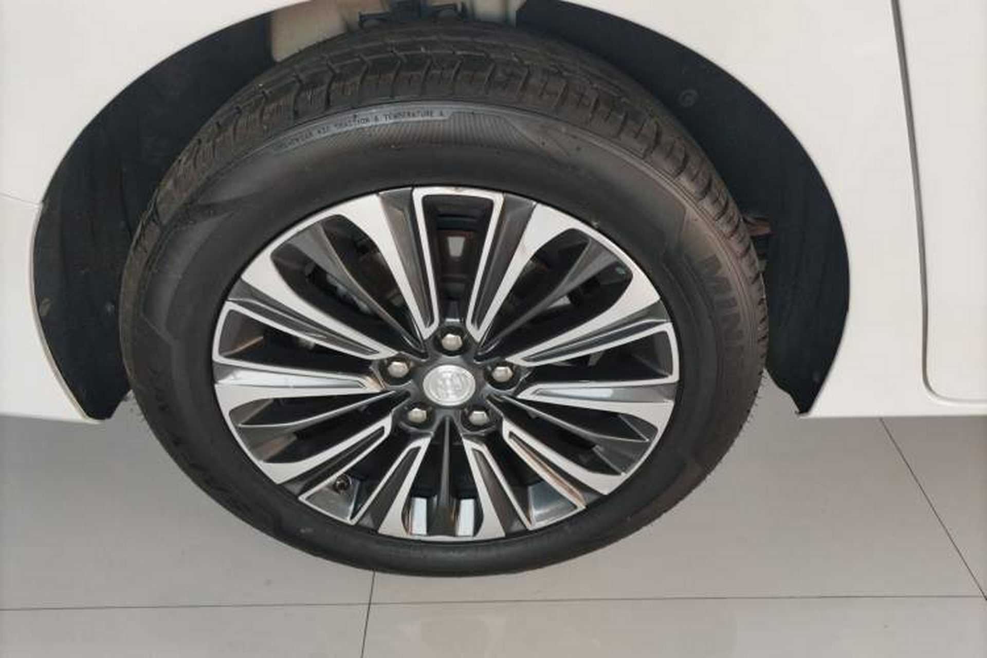 Used Buick GL8 2022 ES Land Cruiser 653T Luxury Model Right Rear Wheel Hub