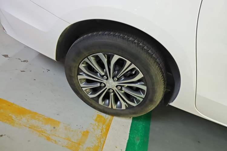 Used Buick GL8 2022 Land Cruiser Executive Class 652T Comfort Model Right Rear Wheel Hub