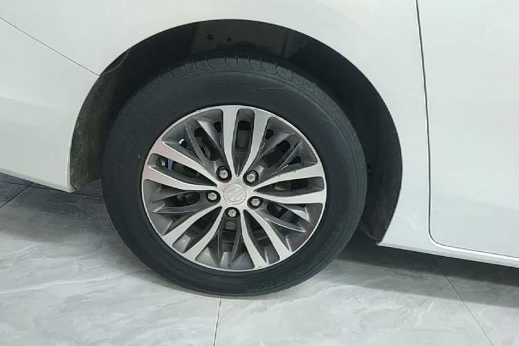 Used Buick GL8 2022 ES Landtrek 653T Comfort Edition Right Rear Wheel Hub