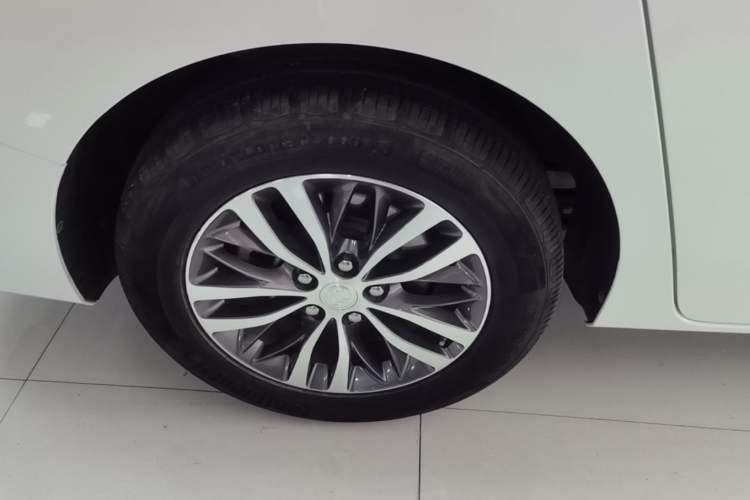 Used Buick GL8 2022 ES Landtrek 653T Comfort Edition Right Rear Wheel Hub