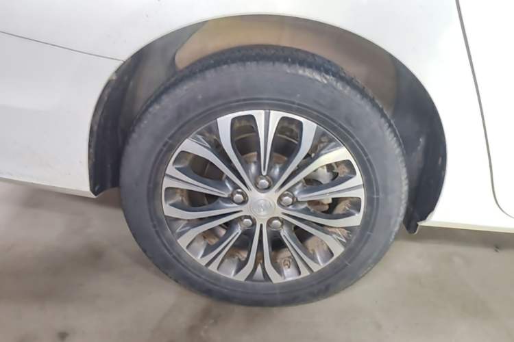 Used Buick GL8 2022 Land Cruiser Executive Class 652T Comfort Model Right Rear Wheel Hub