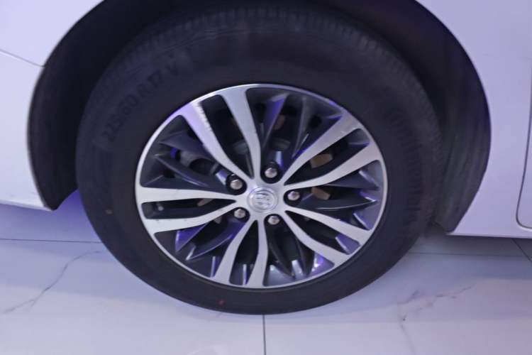 Used Buick GL8 2022 ES Landtrek 653T Comfort Edition Right Rear Wheel Hub
