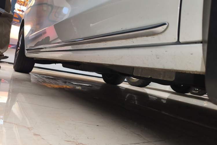 Used Buick GL8 2022 ES Landtrek 653T Luxury Edition Right Side Sill