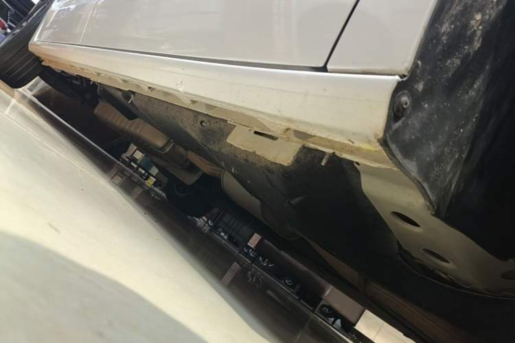 Used Buick GL8 2022 ES Landtrek 653T Luxury Edition Right Side Sill