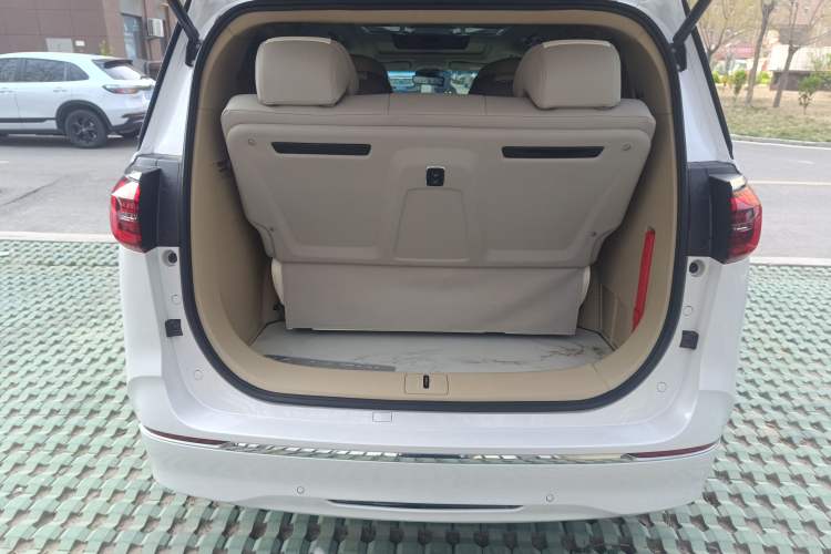 Used Buick GL8 2022 ES Landtrek 653T Luxury Edition Trunk