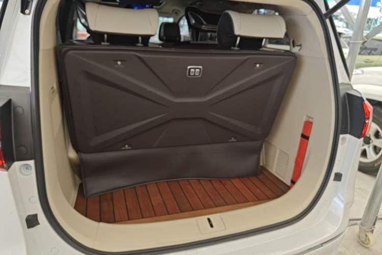 Used Buick GL8 2022 ES Landtrek 653T Luxury Edition Trunk