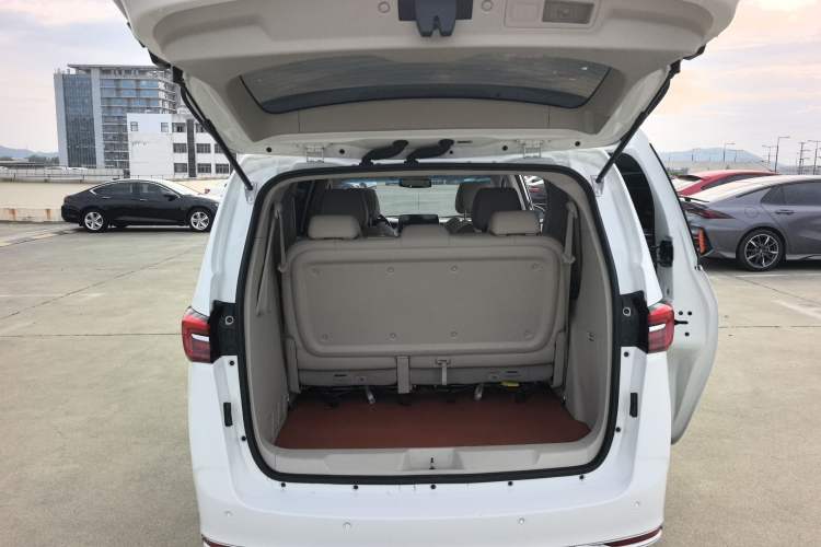Used Buick GL8 2022 Land Business Class 652T Luxury Model Trunk