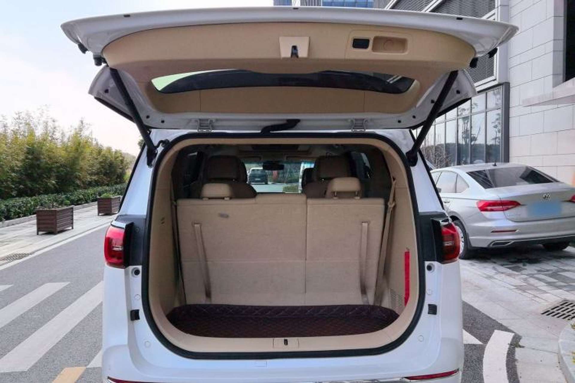 Used Buick GL8 2022 ES Landtrek 653T Luxury Edition Trunk