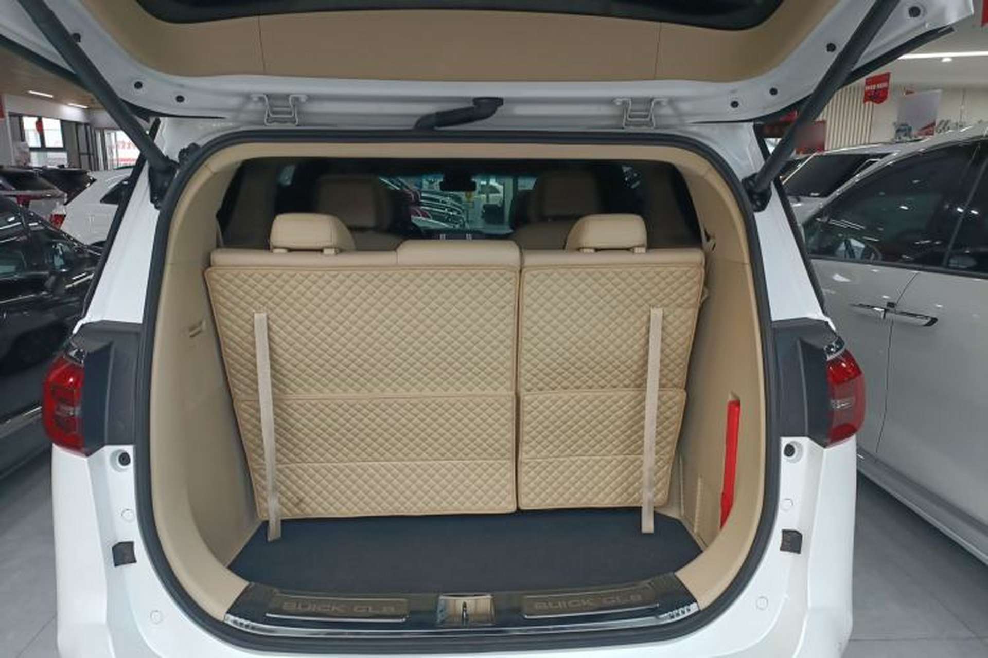 Used Buick GL8 2022 ES Land Cruiser 653T Luxury Model Trunk