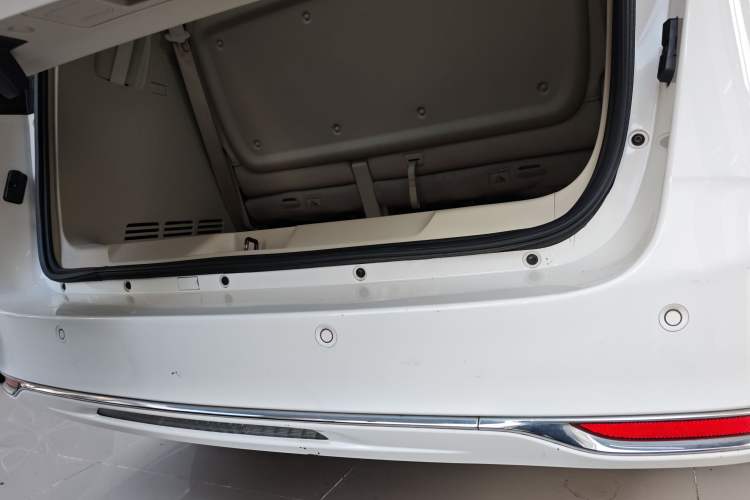 Used Buick GL8 2022 Land Business Class 652T Luxury Model Trunk