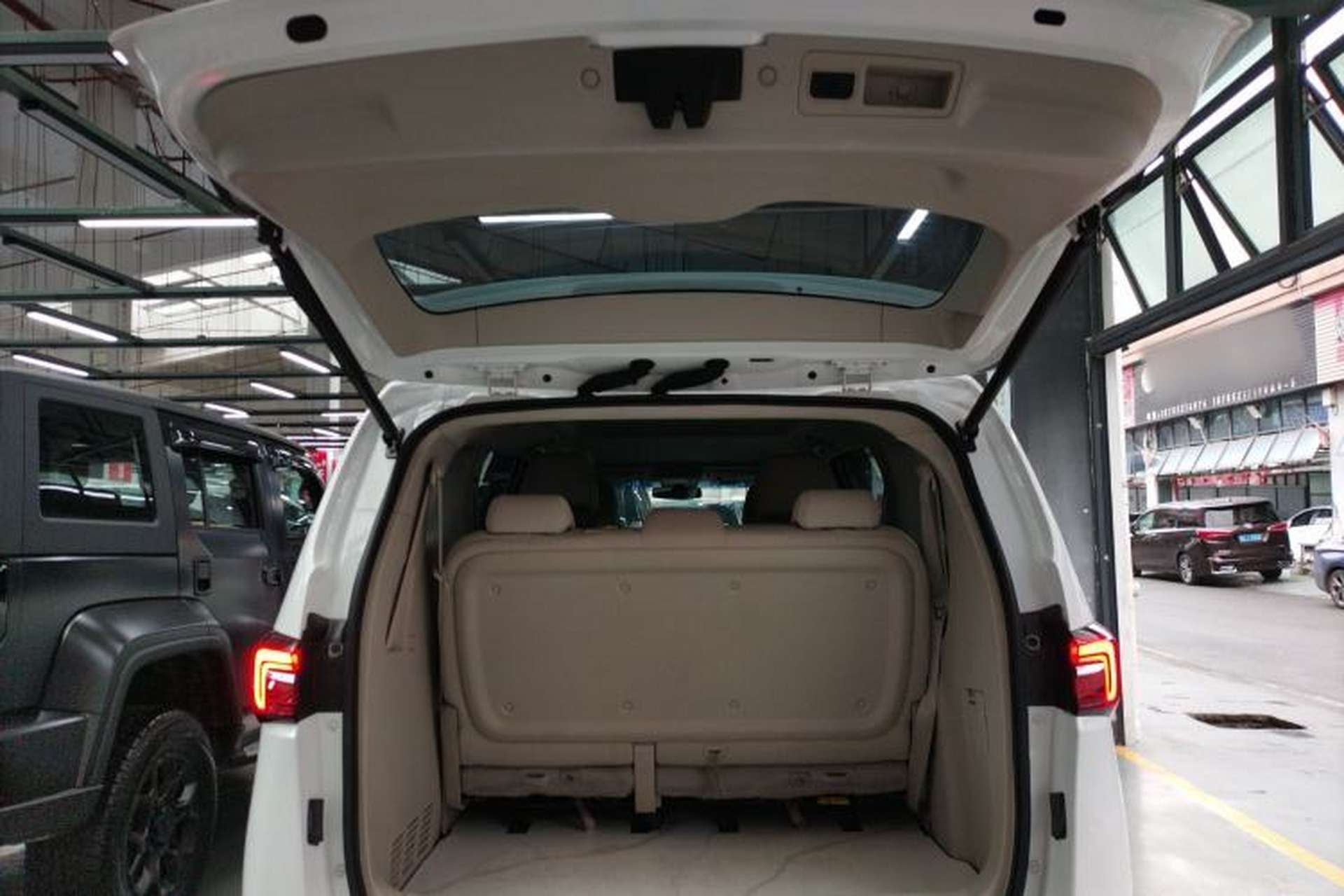 Used Buick GL8 2022 Land Cruiser Executive Class 652T Comfort Model Trunk