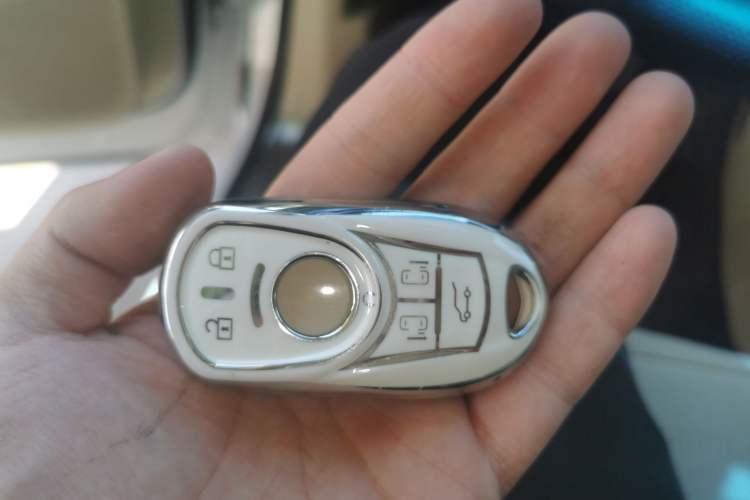 Used Buick GL8 2022 ES Land Cruiser 653T Luxury Model Vehicle Key