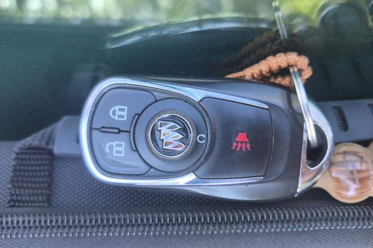 Used Buick GL8 2022 Land Cruiser Executive Class 652T Comfort Model Vehicle Key