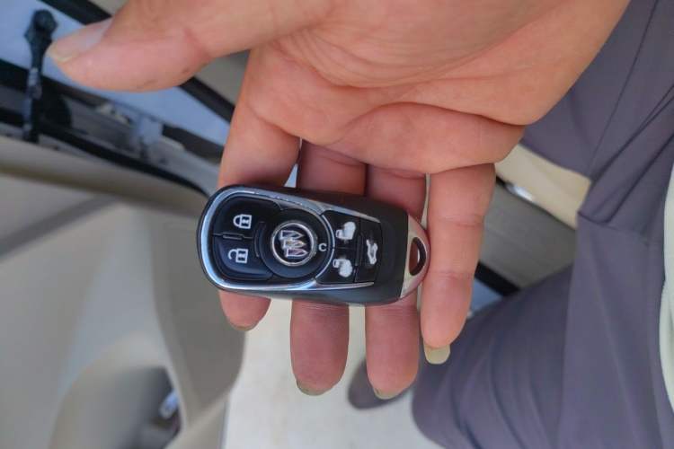 Used Buick GL8 2022 ES Land Cruiser 653T Luxury Model Vehicle Key