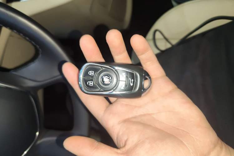 Used Buick GL8 2022 ES Land Cruiser 653T Luxury Model Vehicle Key