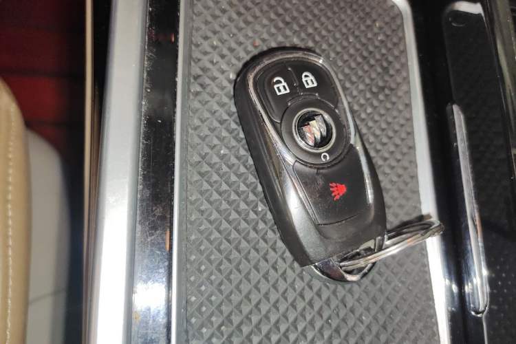Used Buick GL8 2022 Land Cruiser Executive Class 652T Comfort Model Vehicle Key