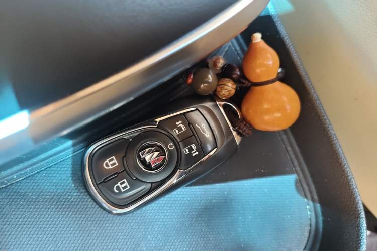 Used Buick GL8 2022 ES Land Cruiser 653T Luxury Model Vehicle Key