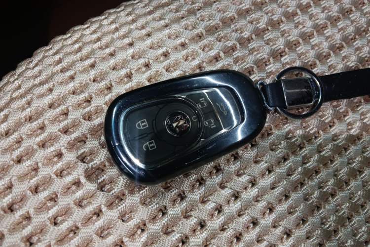 Used Buick GL8 2022 ES Land Cruiser 653T Luxury Model Vehicle Key