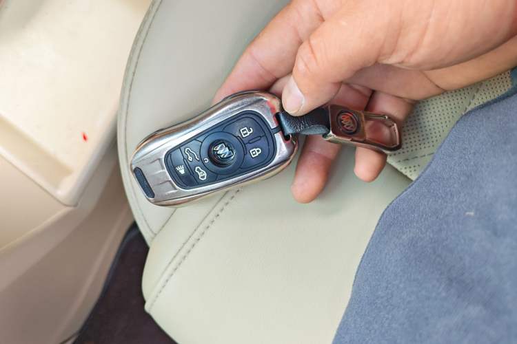 Used Buick GL8 2022 ES Land Cruiser 653T Luxury Model Vehicle Key
