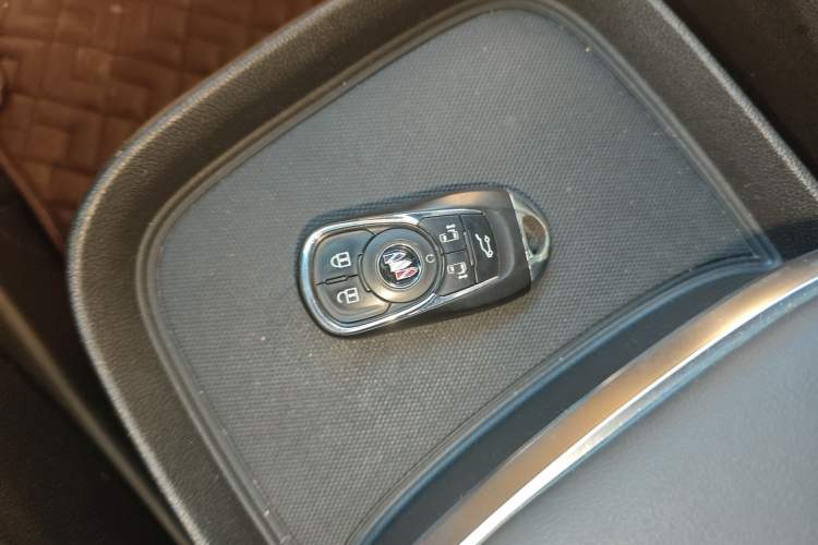 Used Buick GL8 2022 ES Land Cruiser 653T Luxury Model Vehicle Key