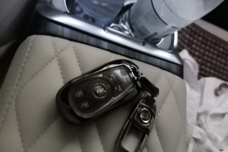 Used Buick GL8 2022 ES Land Cruiser 653T Luxury Model Vehicle Key