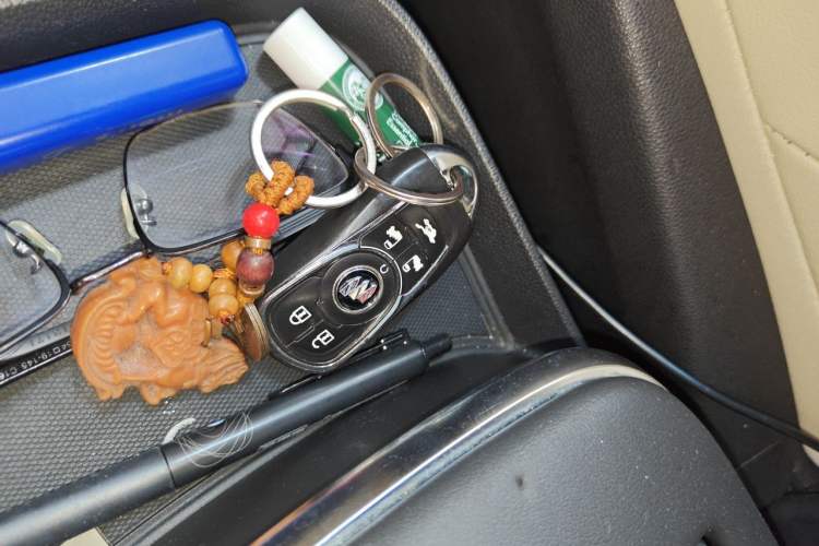 Used Buick GL8 2022 ES Land Cruiser 653T Luxury Model Vehicle Key