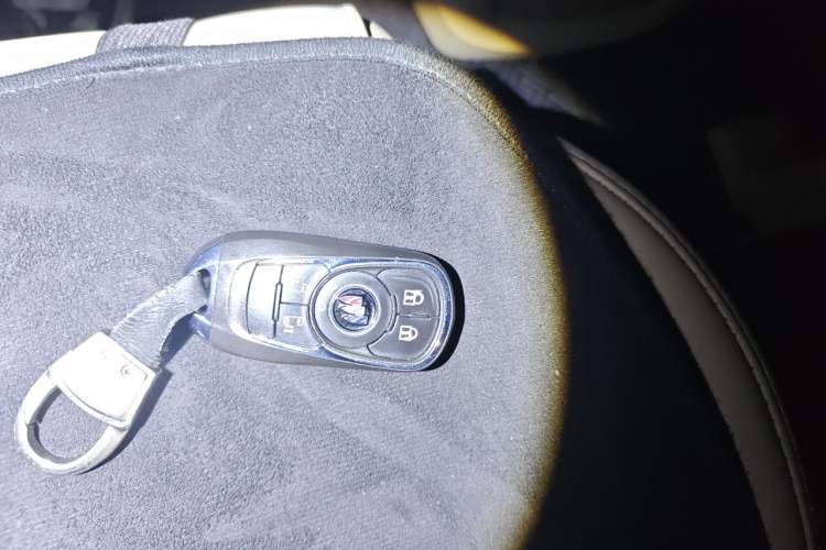 Used Buick GL8 2022 ES Land Cruiser 653T Luxury Model Vehicle Key