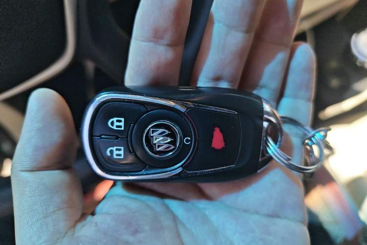Used Buick GL8 2022 Land Cruiser Executive Class 652T Comfort Model Vehicle Key