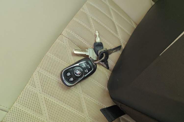 Used Buick GL8 2022 ES Land Cruiser 653T Luxury Model Vehicle Key